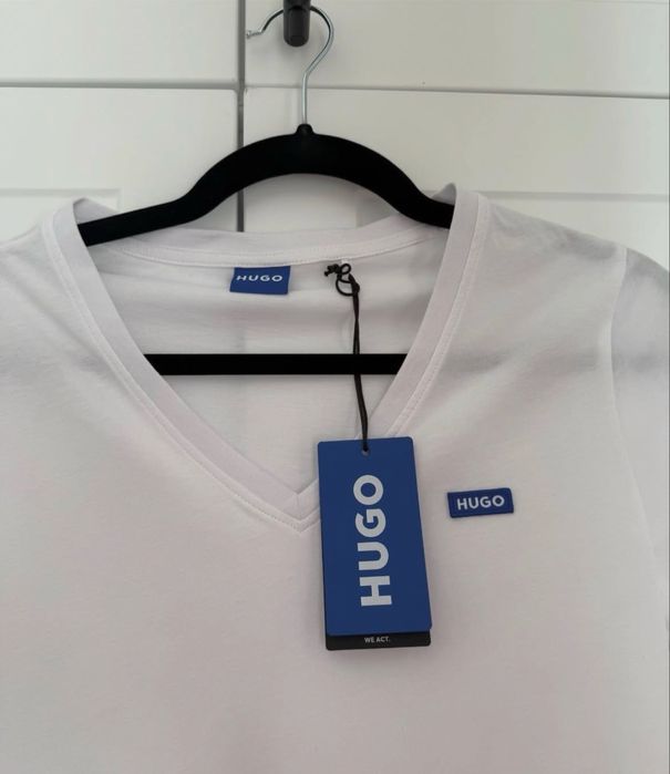 Бяла тениска на Hugo.