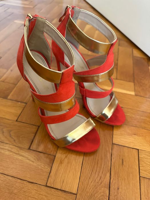 Елегантни сандали на ток