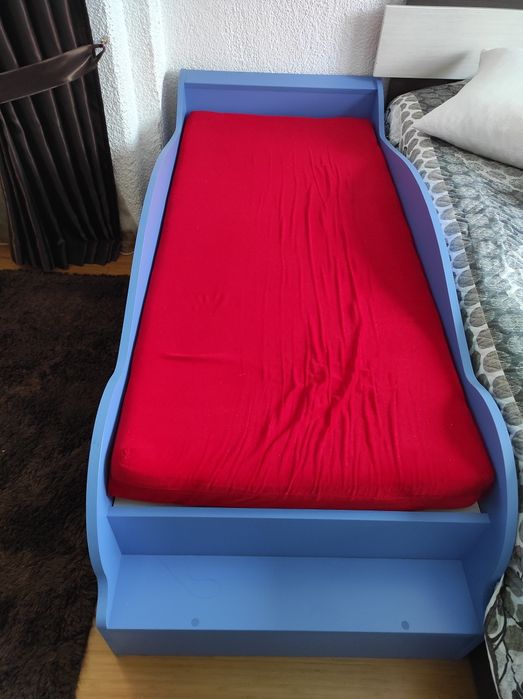 Детско легло под формата на кола