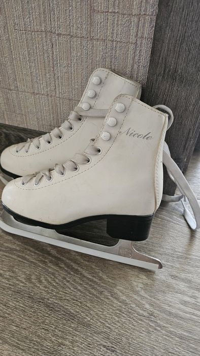 Продам коньки фигурные
