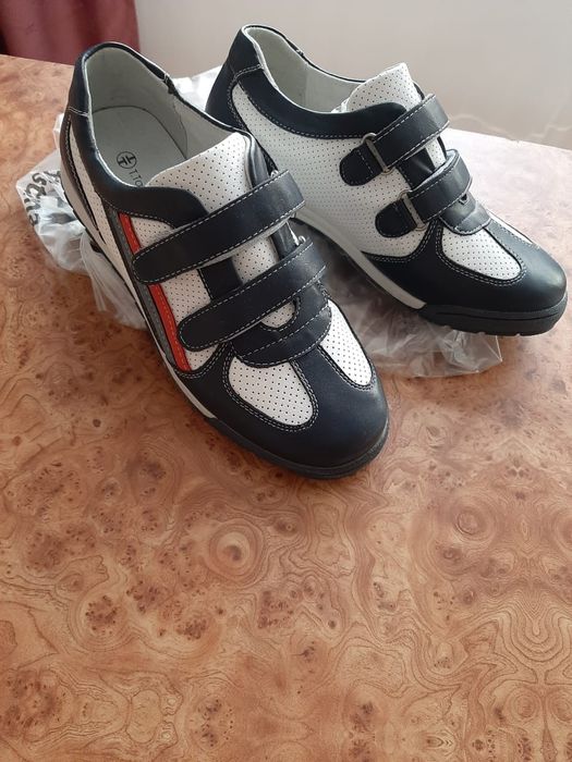 Продам новые кроссовки