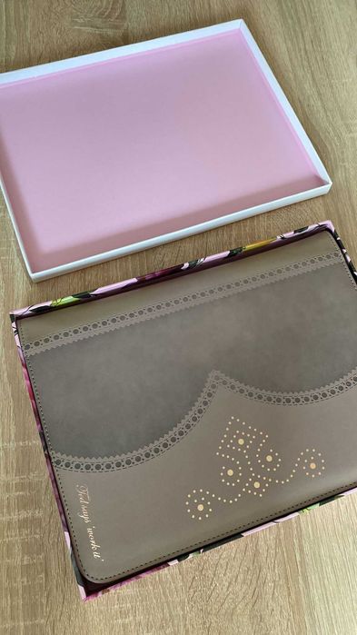 Portofel de călătorie din piele artificială cu interior floral.