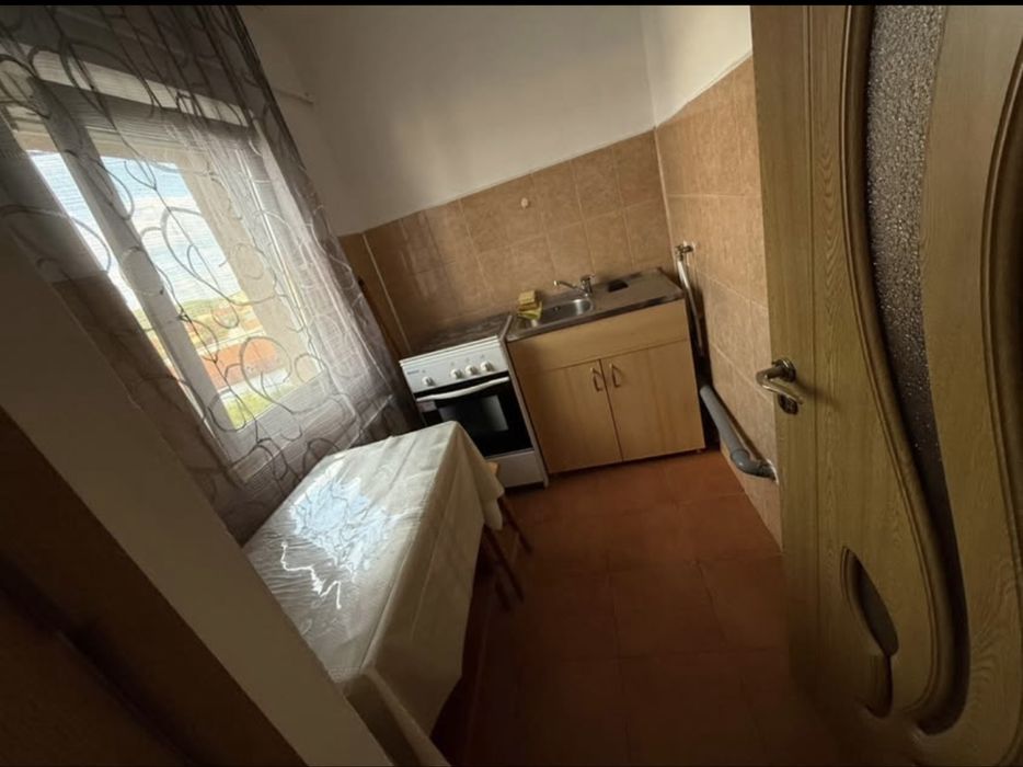 Inchiriez garaoniera zona dovali
