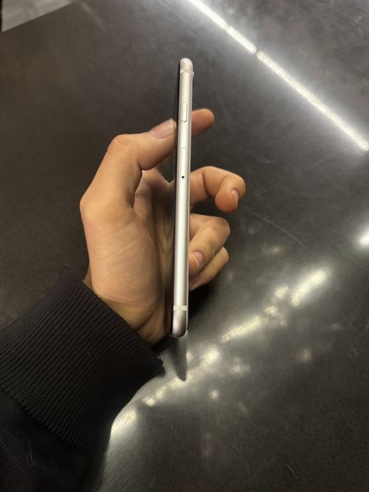 Продам айфон се 2020 [64gb]