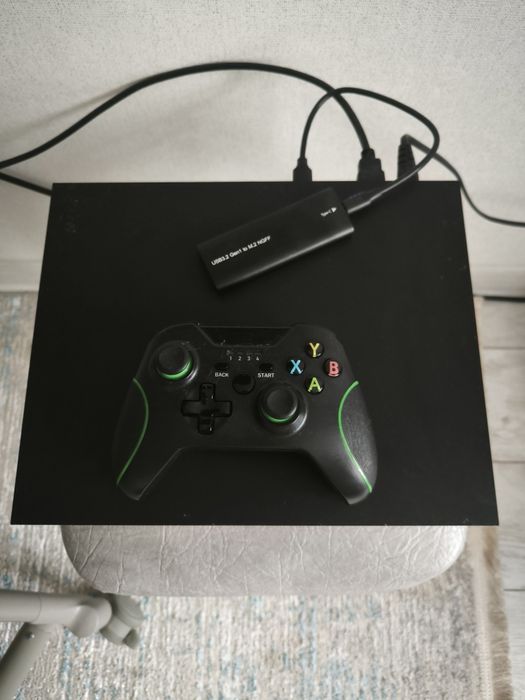 Продаю консоль Xbox One X на 1t