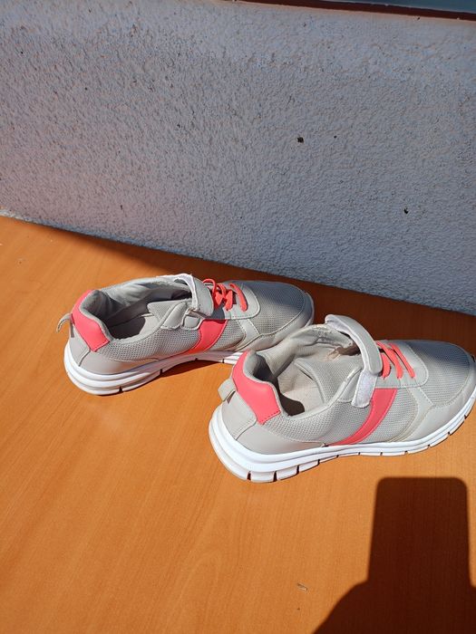 Vând pantofi sport, purtați dat in stare buna, mărimea 38, produs de c