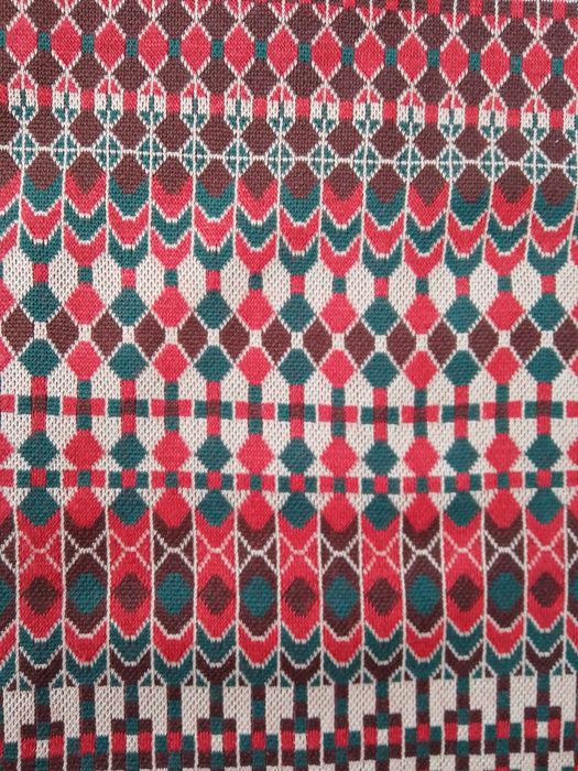 Народна носия с фабрично тъкани народни мотиви.