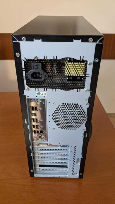 Компютър с монитор и клвавиатура с мишка - Windos 10 Pro