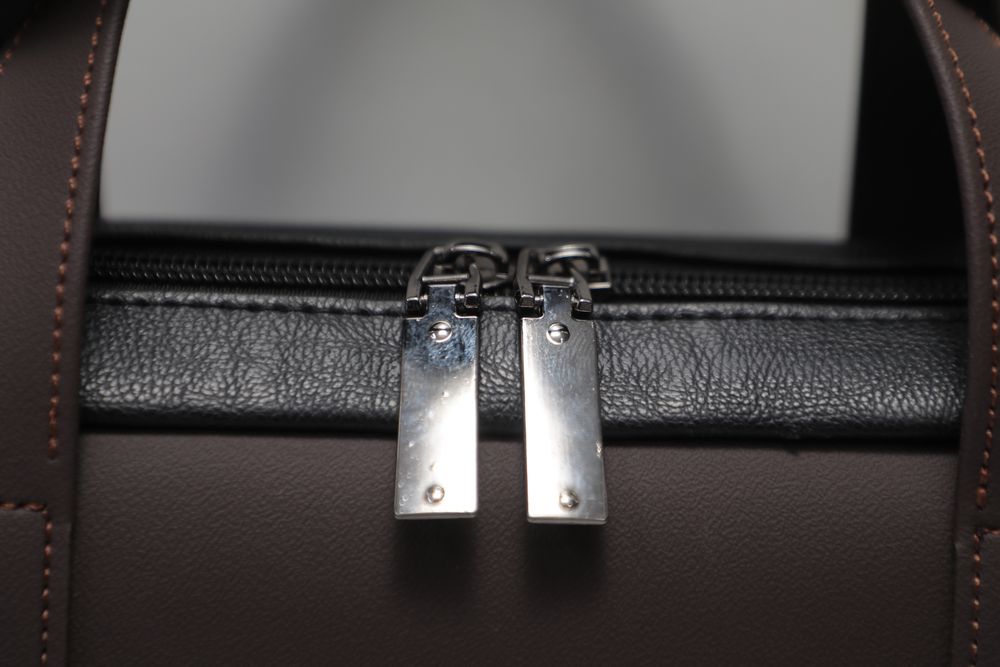 Очень хорошие сумки внутри материал обычный Астар!