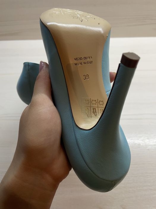 Туфли небесно голубого цвета