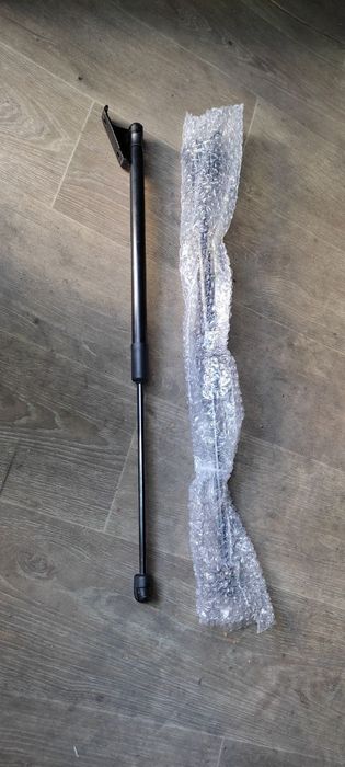 Амортизатор на багажник  трекер 2