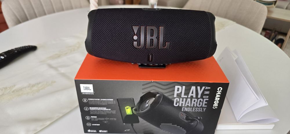 Vând boxa JBL Charge 5
