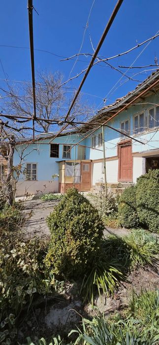 Голяма къща с гараж и лятна кухня в село Добри дял