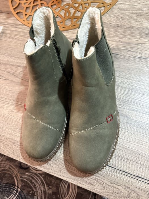 Продавам  боти нови