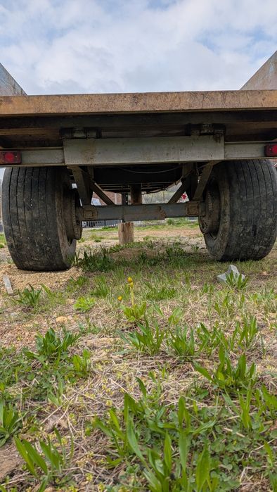 Vand remorca basculabila