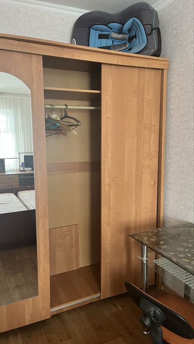 Продам шкаф 3-дверный с зеркалом