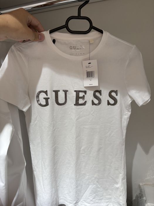 Женская футболка guess