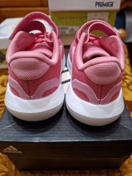 Маратонки Adidas, Skechers