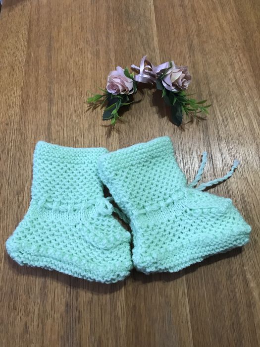 Бебешки ръчно плетени терлички