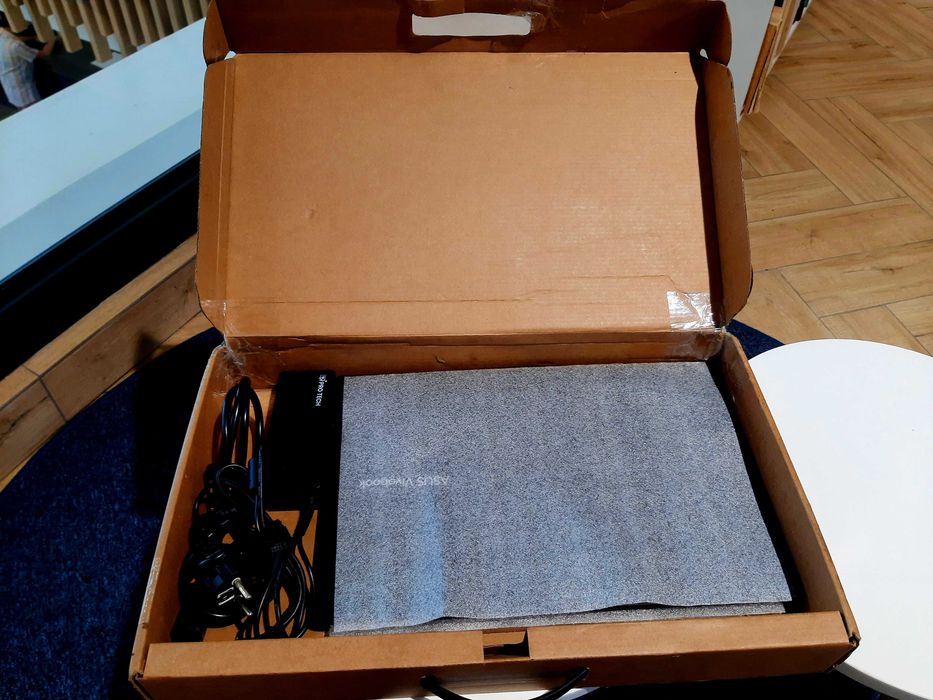 Laptop ASUS procesor gen 11 în cutie