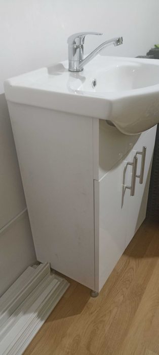 Chiuvetă baie 50 cm cu dulap și baterie, compact, spații mici