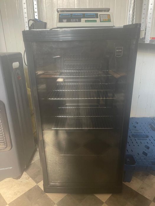 Vitrină cu usa sticla