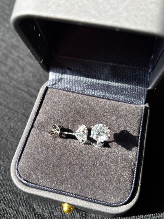 Пусеты с бриллиантами на 4 карата.