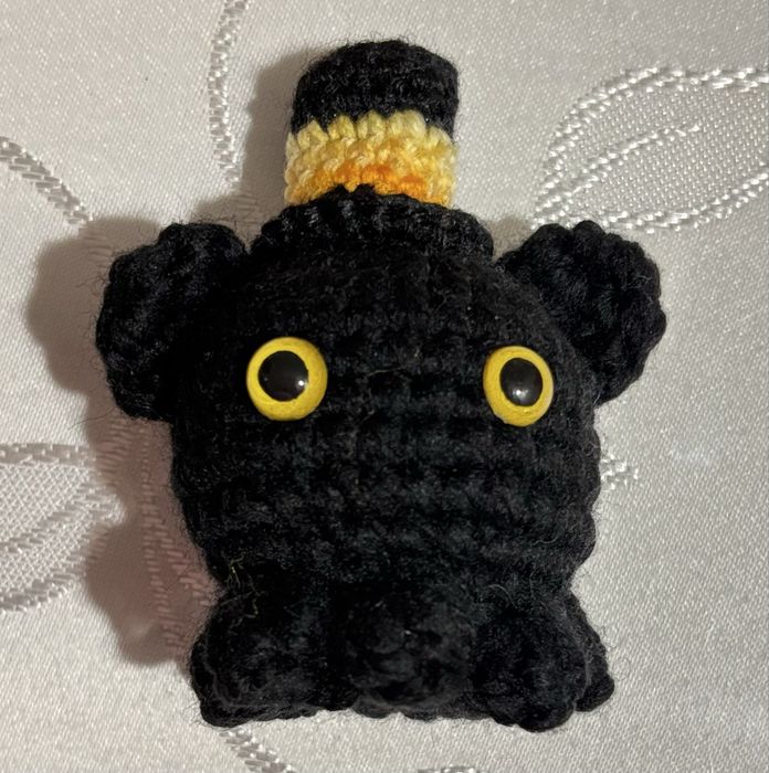 Вязаная игрушка осьминожка в цилиндре