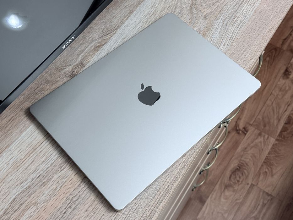 Продам ноутбук Apple MacBook Air 15 M2 Starlight 512Gb