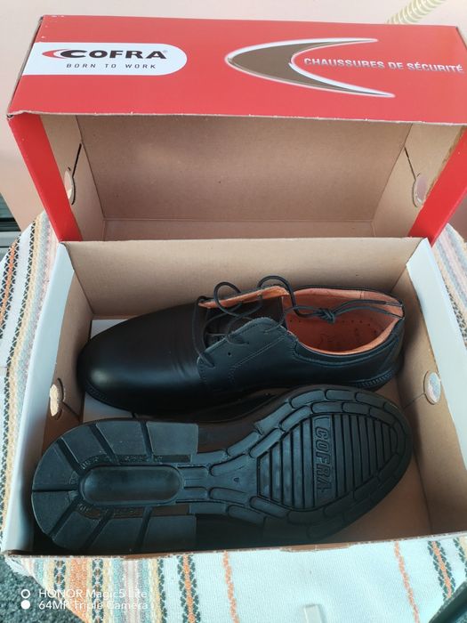 Продавам работни обувки