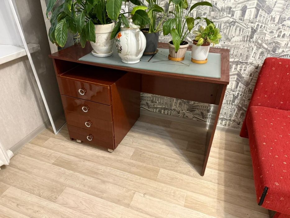 Отдам беспалатно письменый стол