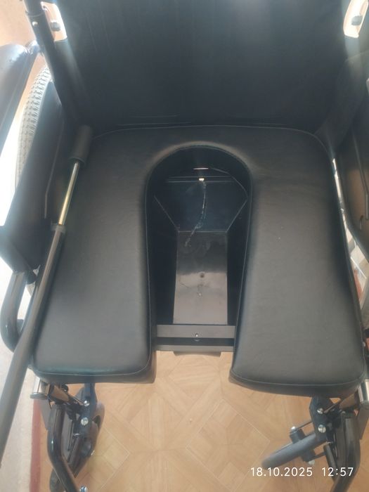Коляска инвалидная с санитарным оснащением