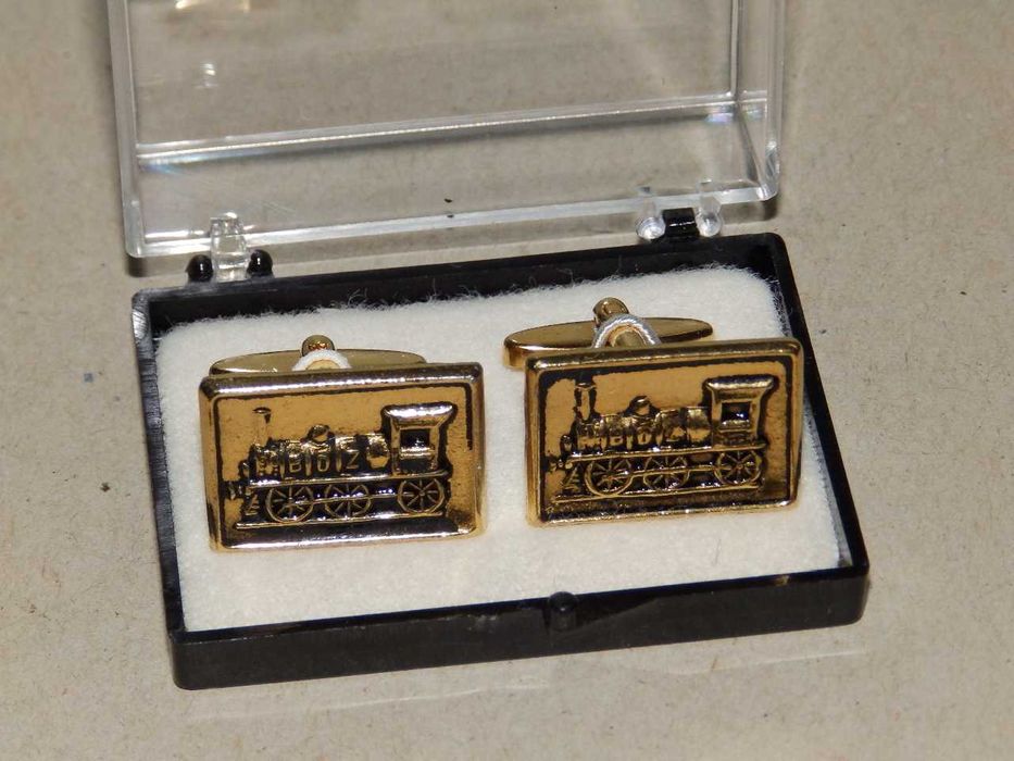 Стари предмети на различни цени, кутия, пагони, шише