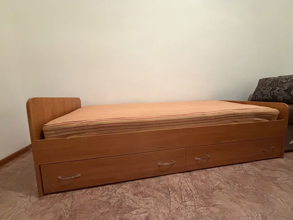 Продам кровать с матрасом
