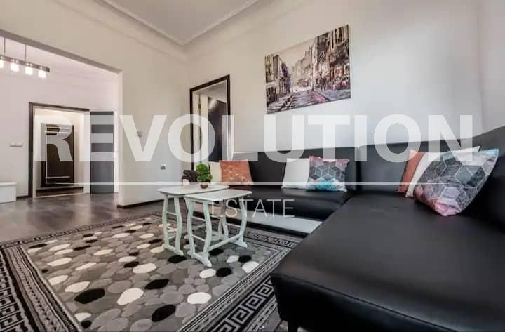 Тристаен апартамент в района на Ценър!