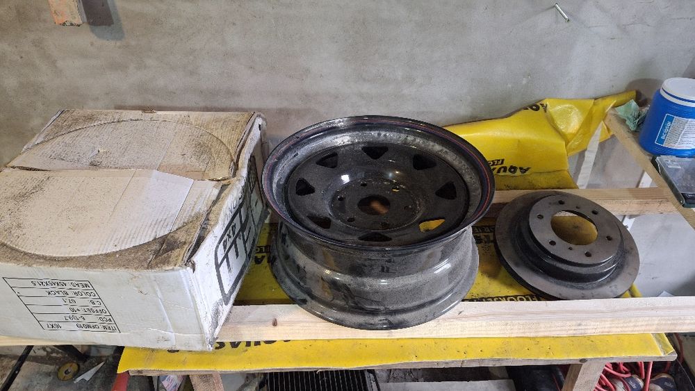 Se vinde 4NOI  jante si 2 cauciucuri puse deja pe 2 jante