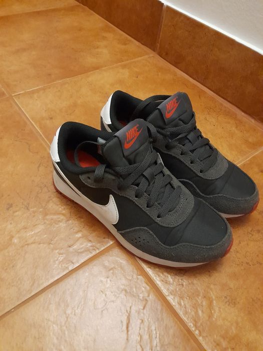 Vând adidași unisex nike