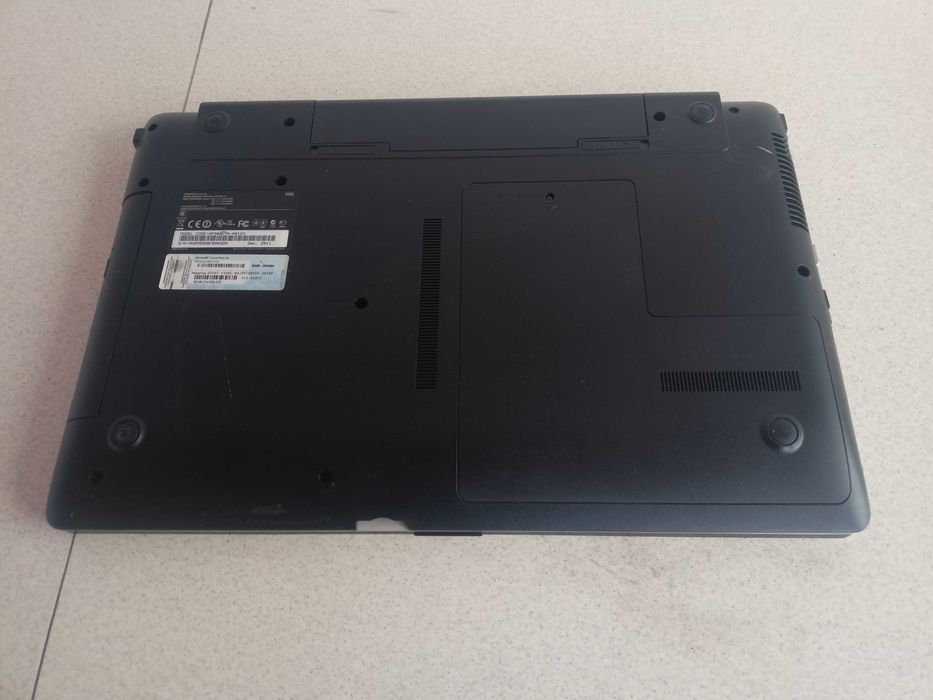 Laptop Samsung 300E display 17,3 Procesor I5-2450m ram 8gb hdd500gb