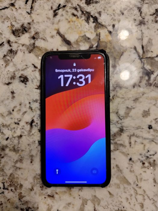 Iphone XS 256GB с два оригинални кожени кейса