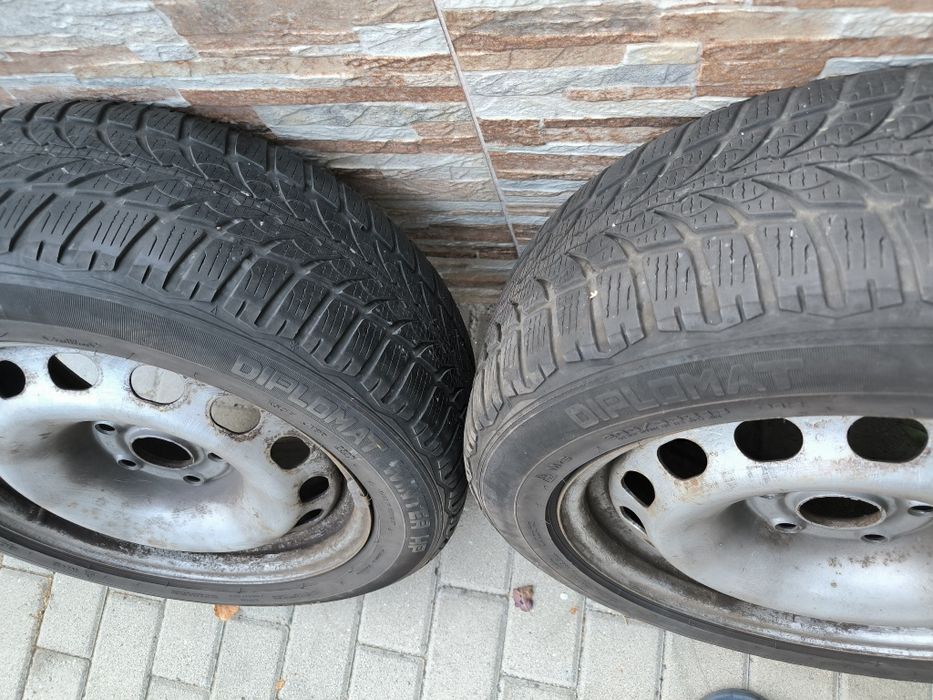 Vând set 4 cauciucuri + anvelope iarnă uzate VW Passat 
Vând set compl