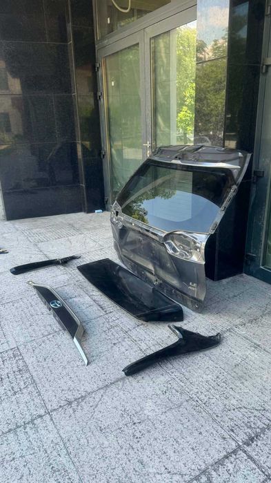 Задно стакло със спойлерите на Rav4 2021