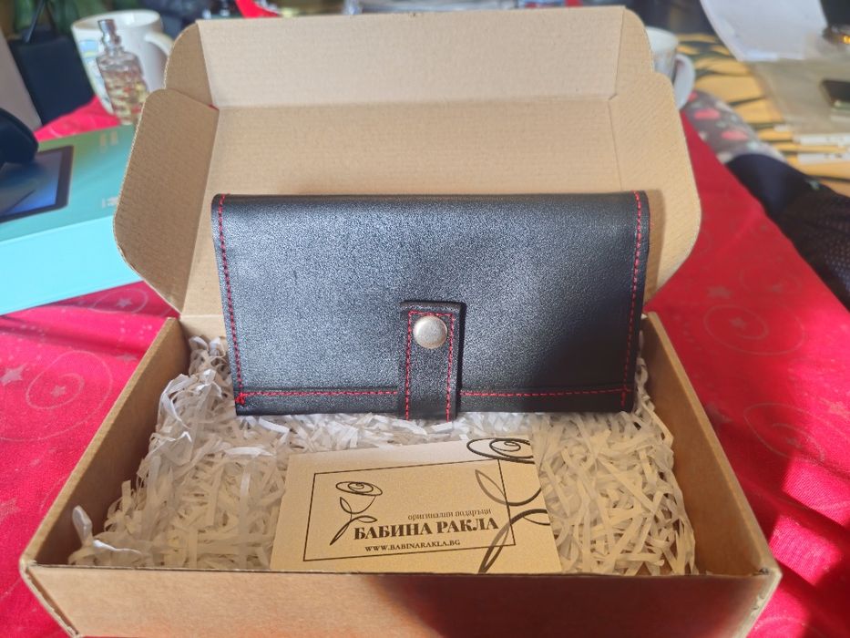 Продавам дамски кожен портфейл