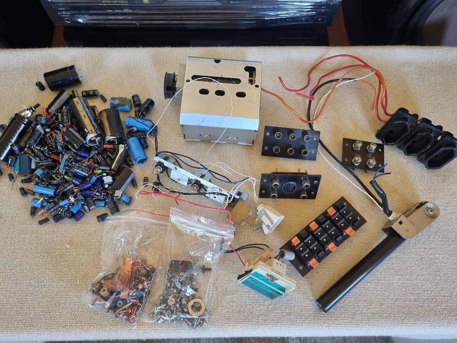 Pachet dif Condensatori, componente Kenwood KR 5200, etc