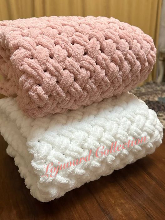 Qolbola yumshoq pled va dekorativ yostiqlar — yangi