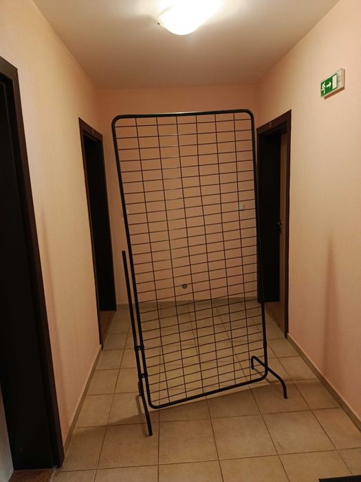 90x190 Черен метален сепаратор с крака