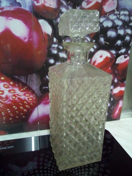 Продавам стъклена гарафа