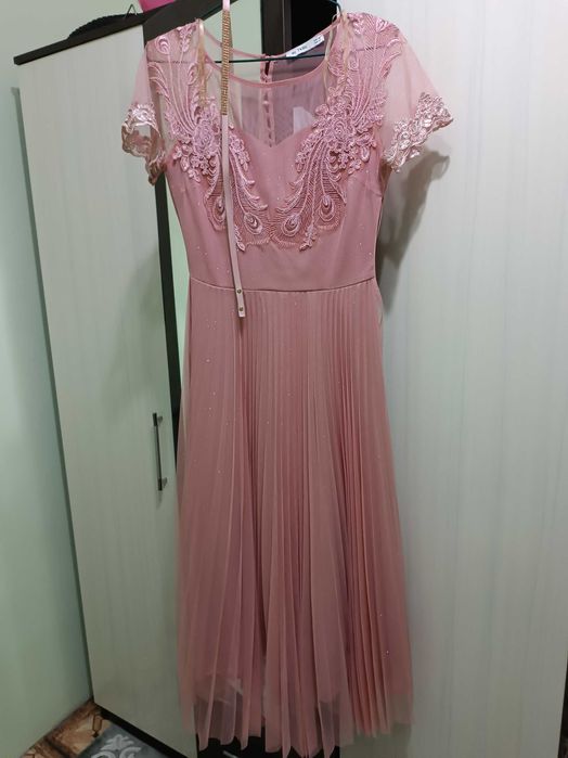 Срочно продам платья на выход