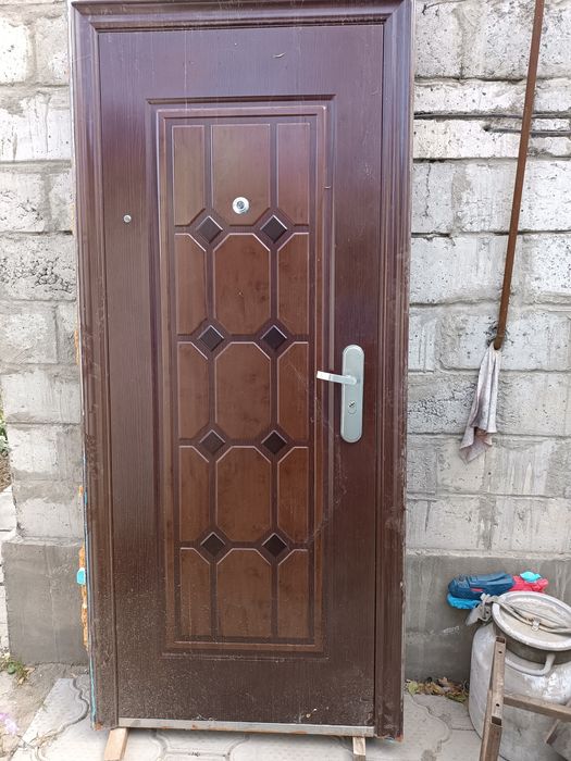 Продам входную дверь