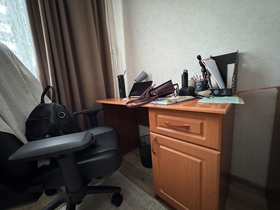 Спальная гарнитура и стол