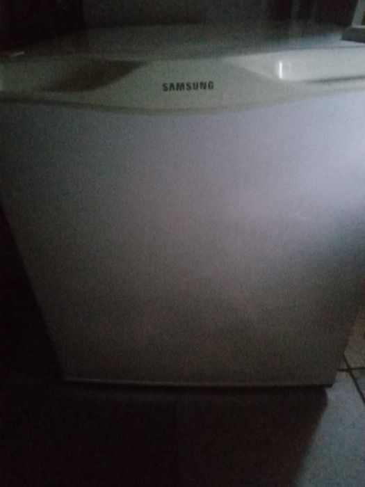 Продам маленький холодильник офисный